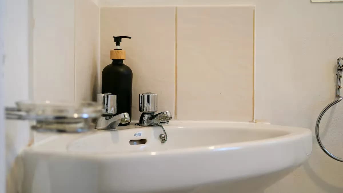 Bathroom basin